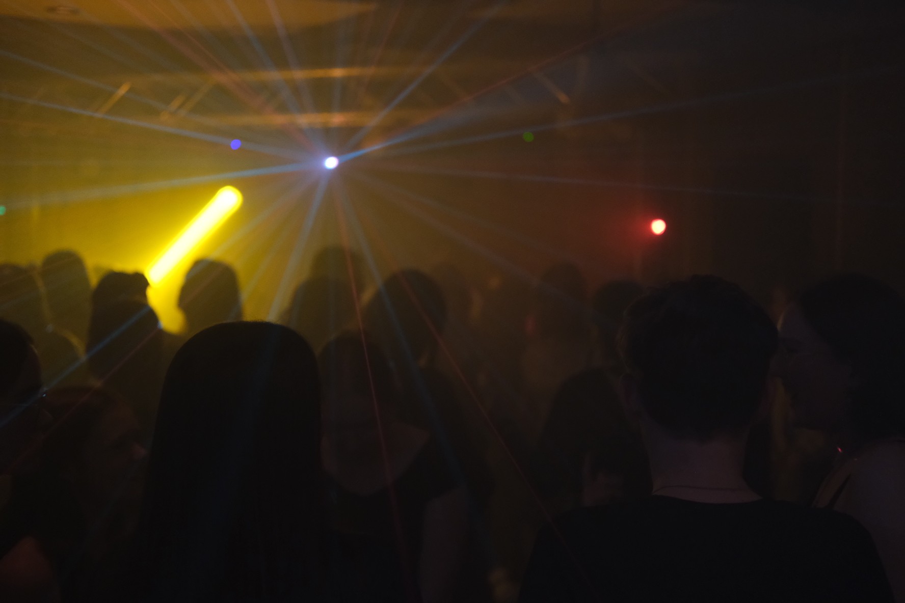 Lichtstrahlen über dem Publikum
