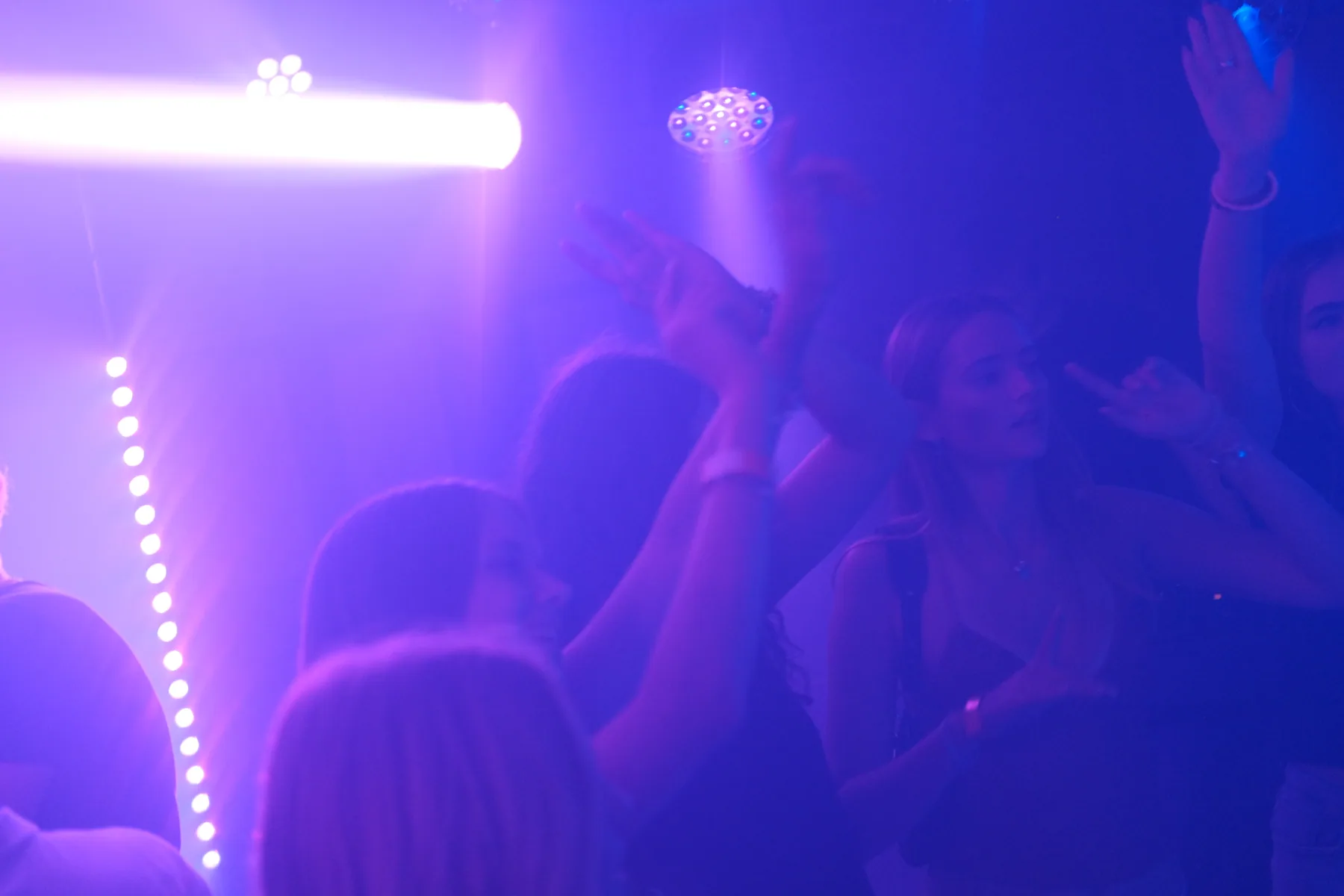 Lichtshow und Publikum bei einer Feier